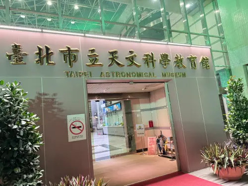 228的七星連珠根據天文館的解釋,為太陽系的7顆行星將同時出現於日落後的天空中。(圖/記者周淑萍攝) ▲228的七星連珠根據天文館的解釋,為太陽系的7顆行星將同時出現於日落後的天空中。(圖/記者周淑萍攝)