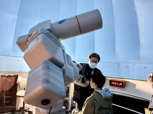 如果想觀星,每週六臺北天文館有天文望遠鏡可以觀星。(圖/記者周淑萍攝) ▲如果想觀星,每週六臺北天文館有天文望遠鏡可以觀星。(圖/記者周淑萍攝)