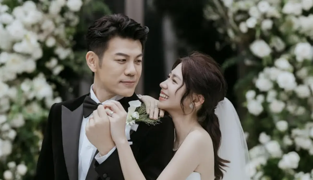 ▲陳志強（左）在婚禮上幫過世的媽媽留位置，曾智希則是安排爸媽在證婚時走紅毯，兩人都相當孝順又貼心。（圖／SJ Wedding鯊魚婚紗攝影）