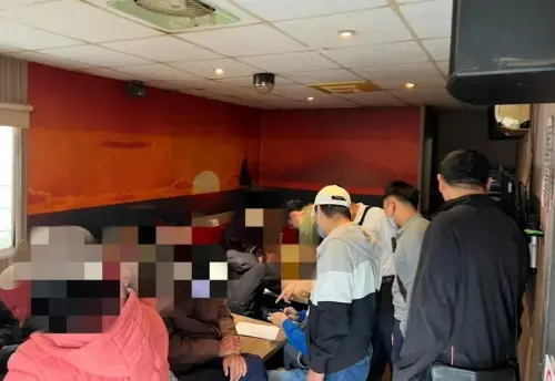 高雄岡山某歡唱坊藏賭場被警方破獲,賭客年紀大部分都超過65歲。(圖/警方提供) ▲高雄岡山某歡唱坊藏賭場被警方破獲,賭客年紀大部分都超過65歲。(圖/警方提供)