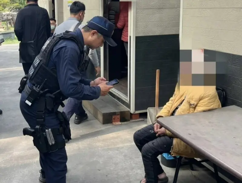 ▲岡山區一家職業賭場裡頭的負責人竟然是82歲老婦，她時常坐在門口把風，幾乎中午就開始營業，招攬賭客上門。（圖／翻攝畫面）