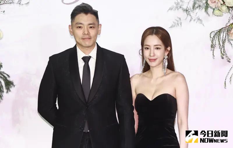 ▲張愛雅（右）出席曾智希和陳志強婚禮，被問到和小優的恩怨，她想快閃，結果一度被禮服卡住，最後說「祝福小師妹」。（圖／記者葉政勳攝）