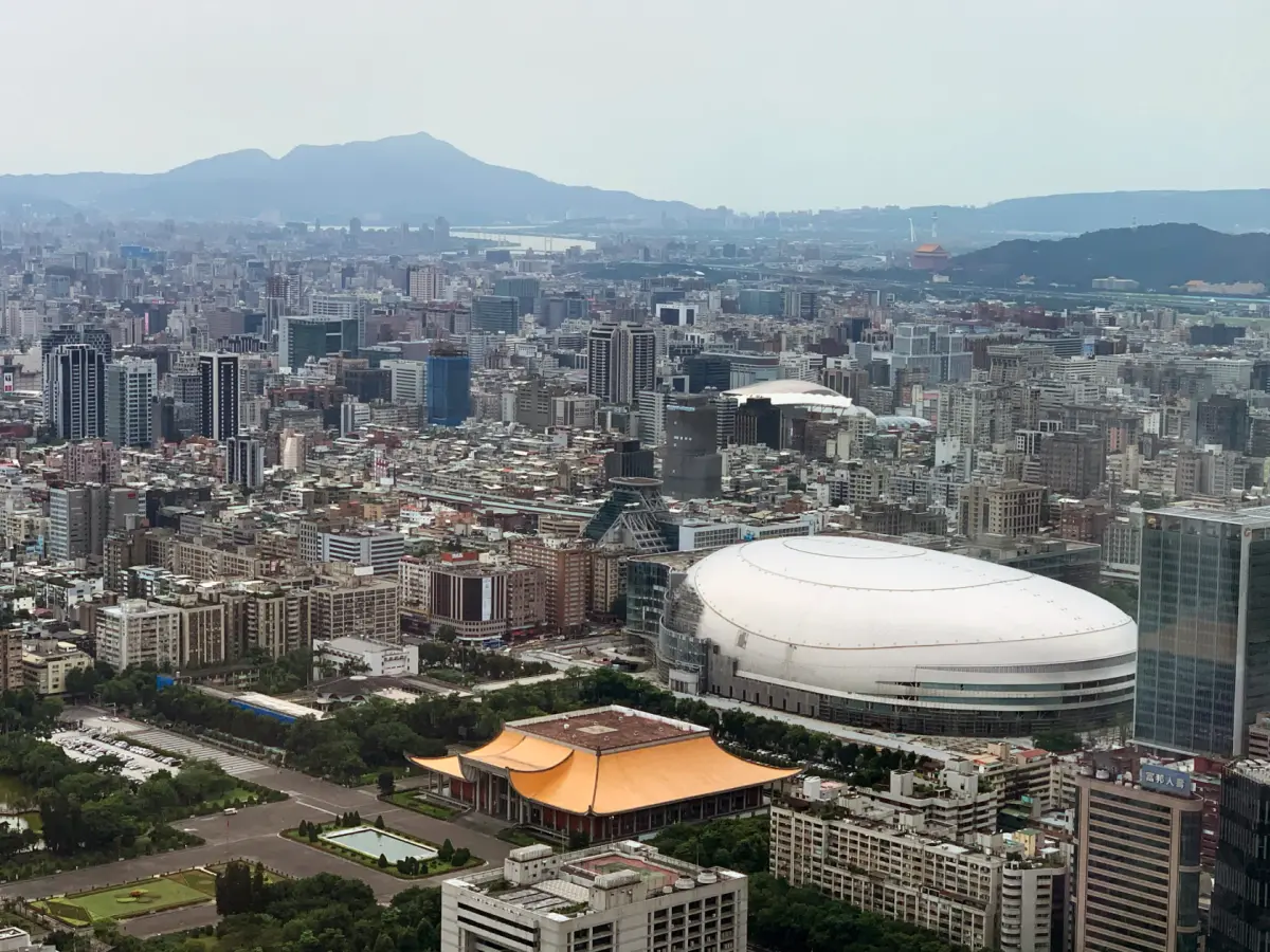 ▲信義房屋不動產企研室曾敬德表示，過去五年股房幾乎同步走揚，反應股市帶來更多資金與信心，相對2025房市可能也要看股市走向。（圖／信義房屋提供）