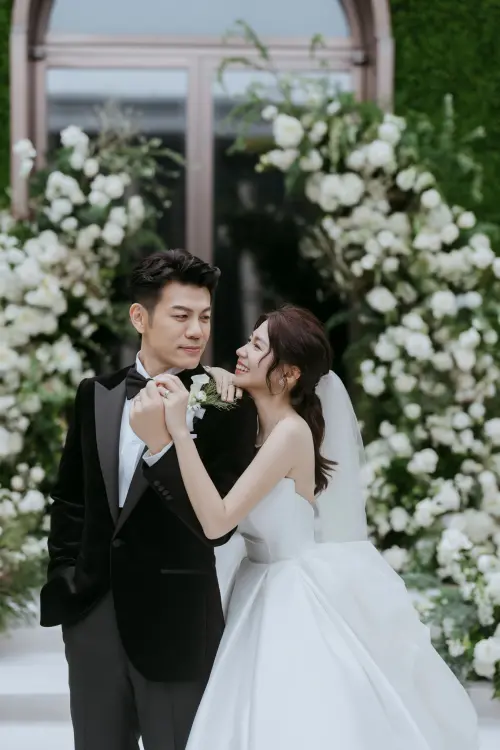 ▲陳志強（左）甜蜜擁抱曾智希（右）。（圖／SJ Wedding鯊魚婚紗攝影）