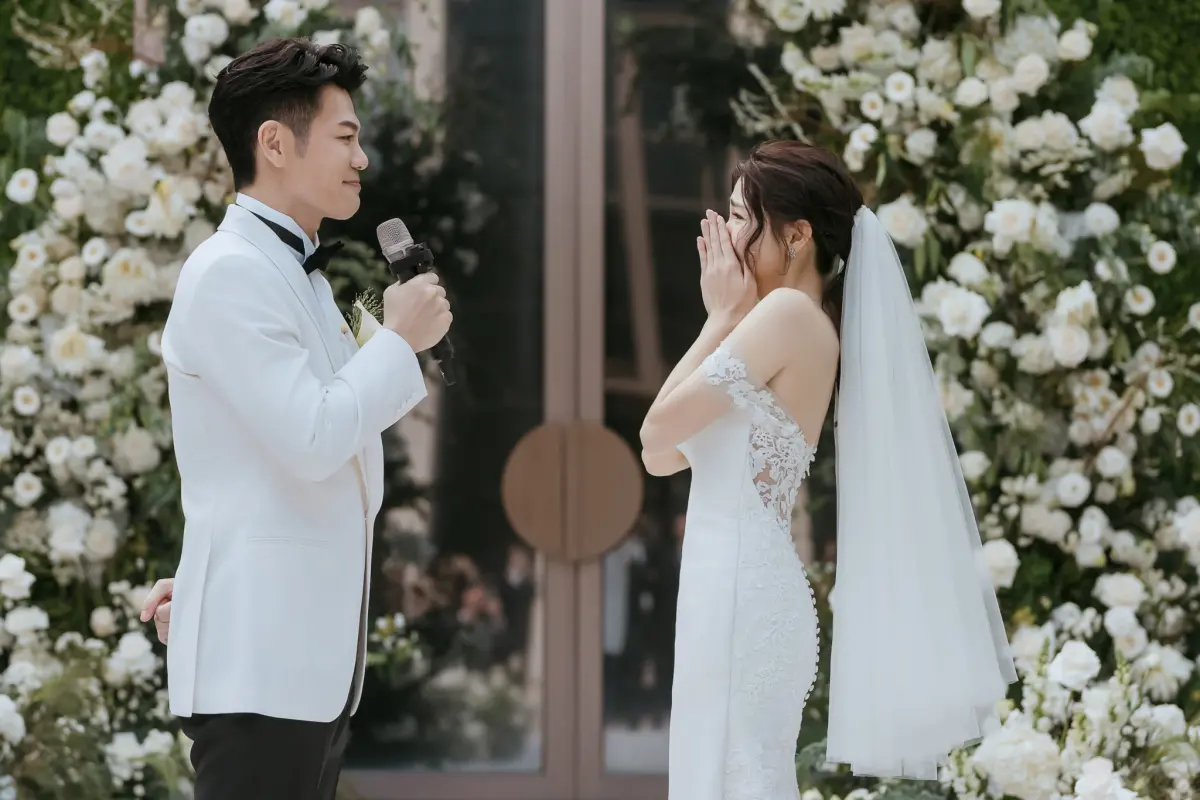 ▲陳志強（左）證婚時仰天大喊「妳是我老婆」，還說曾智希是他的女媧。（圖／SJ Wedding鯊魚婚紗攝影）