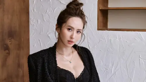 網紅薔薔在YouTube上傳了她去加拿大追極光的影片,影片中,發生了追撞前方車輛的意外,想不到對方車主竟在現場敲詐,要求了2萬賠償金額讓她嚇瘋。(圖/薔薔臉書) ▲薔薔(如圖)的podcast節目找來Makiyo談自己的人生,結果又引來軒然大波,Makiyo再次捲入演藝事業的大危機中。(圖/摘自薔薔臉書)