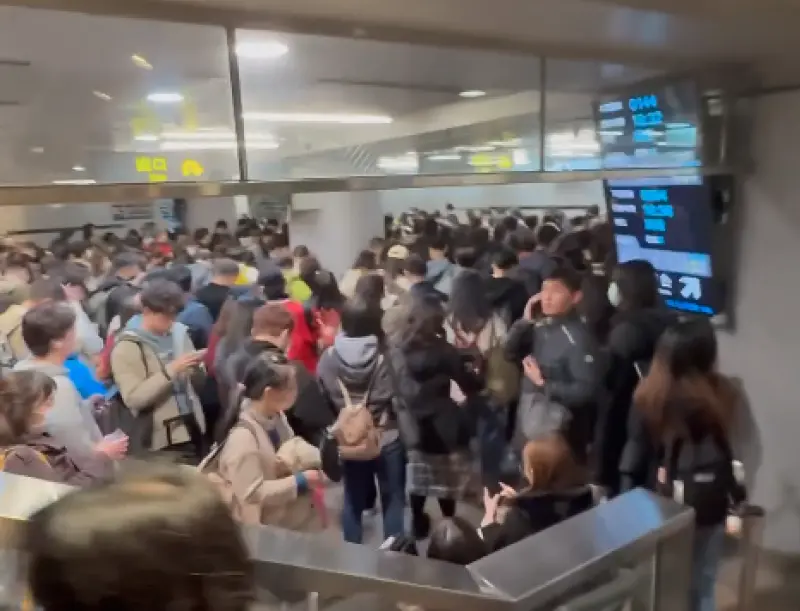 ▲228連假即將到來，今（27）日晚間台北車站高鐵站人潮擠爆，連月台都擠不上去，甚至還有對號座乘客差點上不了車。（圖／翻攝自Threads@liontalke）