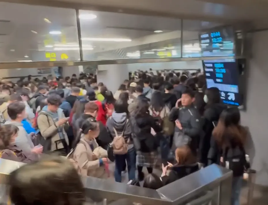 ▲228連假即將到來，今（27）日晚間台北車站高鐵站人潮擠爆，連月台都擠不上去，甚至還有對號座乘客差點上不了車。（圖／翻攝自Threads@liontalke）