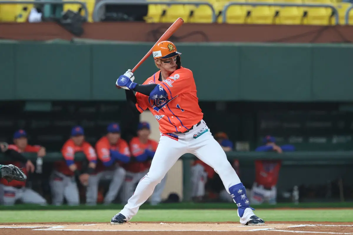 ▲王博玄透露以前學生時期打電動，都把陽岱鋼當成不動第一棒，如今在「2025港都台日親善交流戰」上，兩人同場競技。（圖／台鋼雄鷹提供）