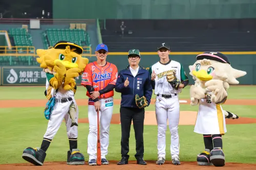 ▲球隊邀請市長陳其邁擔任投球嘉賓,旅日選手陽岱鋼擔任打擊,捕手安排經典賽資格賽球隊安打王王博玄,主審則是超人氣吉祥物TAKAO &TAKAMEI 。(圖/高市府提供) ▲球隊邀請市長陳其邁擔任投球嘉賓,旅日選手陽岱鋼擔任打擊,捕手安排經典賽資格賽球隊安打王王博玄,主審則是超人氣吉祥物TAKAO &TAKAMEI 。(圖/高市府提供)