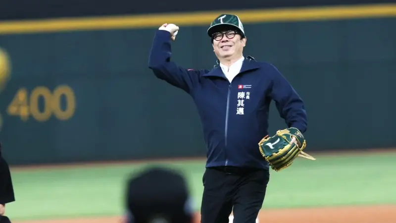 ▲台鋼雄鷹棒球隊主辦「2025港都台日親善交流戰」，開幕典禮邀請高雄市長陳其邁擔任投手開球。（圖／高市府提供）