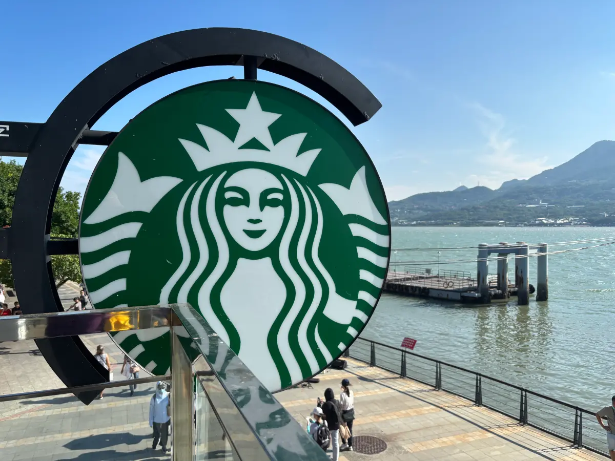 ▲天氣熱爆，過往不少人會到星巴克吹「免費冷氣」，然而星巴克已不再是免費冷氣首選，許多人改到超商蹭免費冷氣。（圖／記者徐銘穗攝）