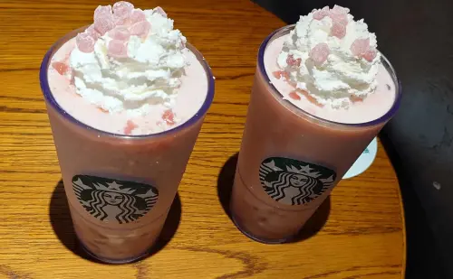 ▲草莓紅豆米布丁奶霜星冰樂，上層是鮮奶油加櫻花麻糬丁，中間是草莓奶霜，底層是紅豆米布丁，讓人一喝上癮。（圖／翻攝Dcard）