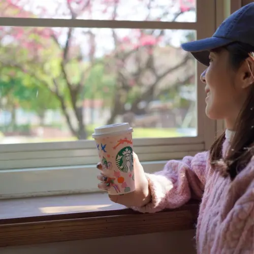 ▲星巴克將外帶杯換上櫻花圖案，粉色設計搭配櫻花飄落超美。（圖／星巴克咖啡同好會臉書）