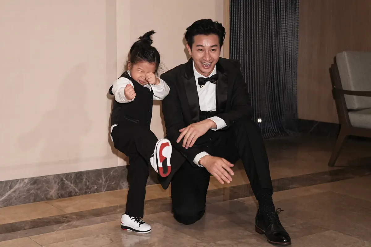 ▲Darren邱凱偉（右）的兒子Travis（左）擔任乾爹陳志強婚禮的花童，邱凱偉說兒子有很多乾爹，尤其老闆周杰倫一定要認，開玩笑說學費才有著落。（圖／記者嚴俊強攝）