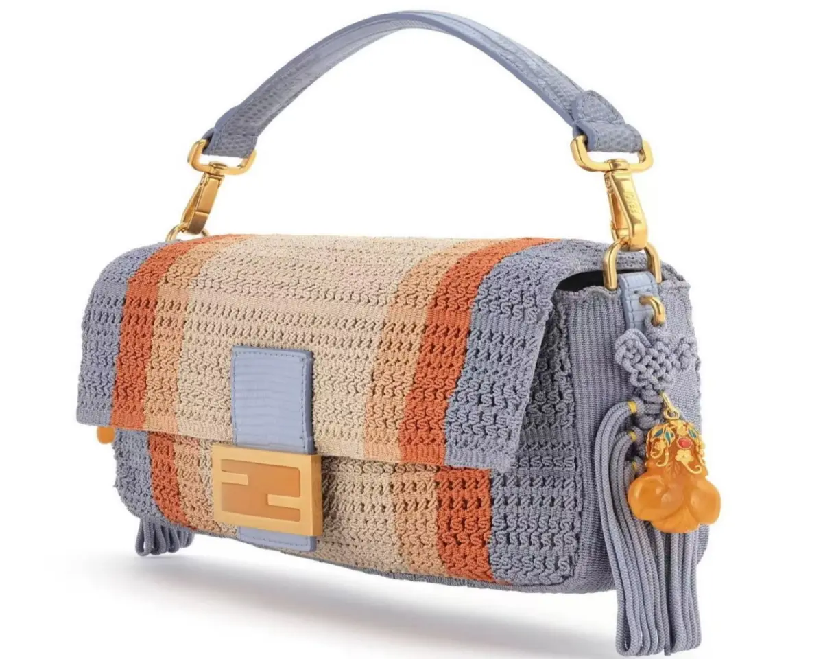 ▲義大利知名品牌「Fendi」近日一款包包，疑似因為將中國結稱為韓國工藝，遭到大量中國民眾批評是在辱華。（圖／翻攝自微博）