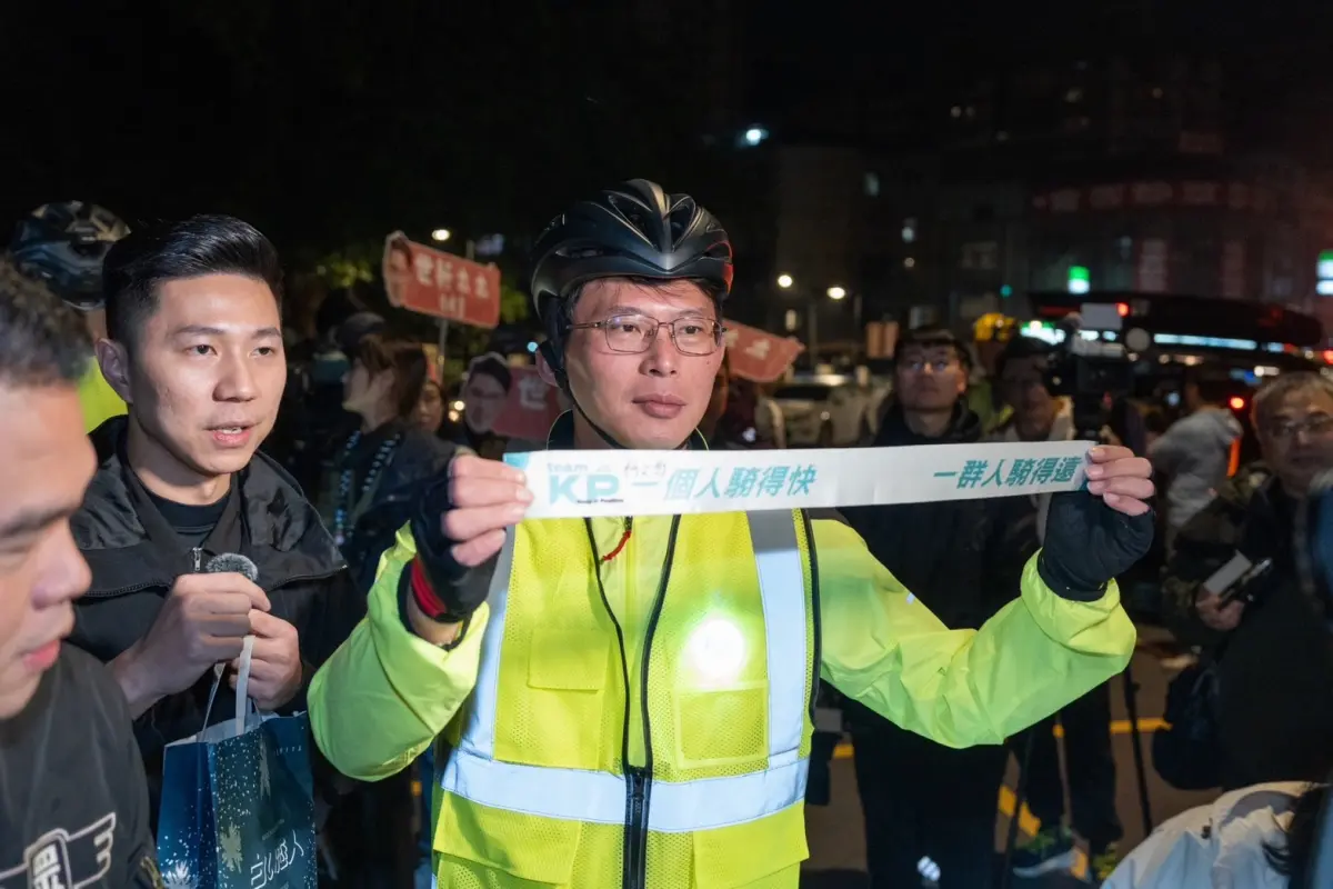 ▲民眾黨主席黃國昌凌晨從台北看守所出發騎乘「一日北高」，坦言心情複雜。（圖／民眾黨提供，2025.02.28）