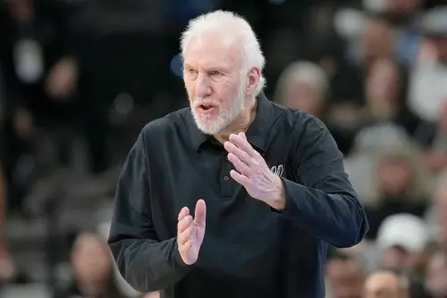 ▲聖安東尼奧馬刺總教練Gregg Popovich，去年11月因輕微中風導致無限期缺陣，今（28）日Popovich透過馬刺官方發表聲明，表示本季將不會回到球執教，將會專注在自身健康狀態，盼未來能夠重返教練崗位。（圖／美聯社／達志影像）