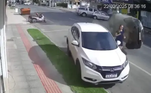 剛好閃過！巴西追撞車禍　女子夾中間險被砸、奇蹟毫髮無傷
