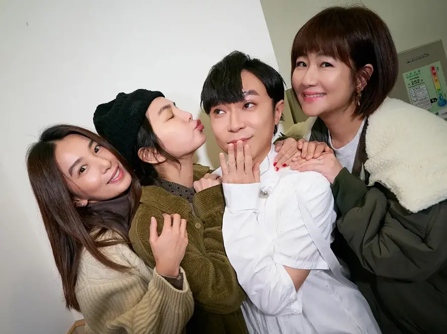 ▲S.H.E近期為了蘇打綠合體，青峰（右二）還加入她們當新團員，並透露團名叫「大四喜」，他也說在演唱〈十七〉時可以感覺到大家都很想她們。（圖／青峰IG）