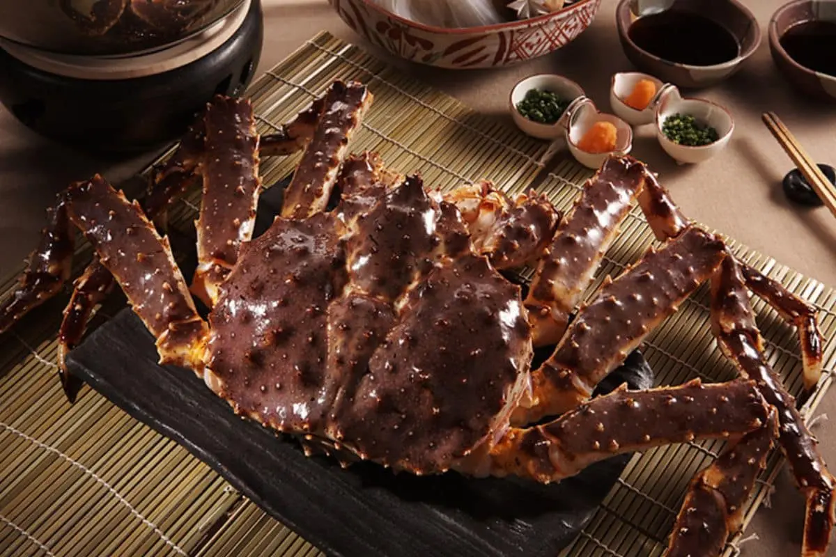 ▲台北寒舍艾美酒店推出帝王蟹吃到飽活動，「探索廚房」將於2025年3月3日至3月31日的每週一～週三的午餐時段，無限量供應肥美碩大的炭烤帝王蟹腳，想吃得趕緊手刀搶訂。（圖／取自寒舍艾美臉書）