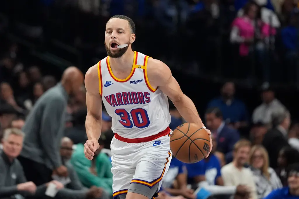 ▲金州勇士今（28）日客場挑戰奧蘭多魔術，雖半場陷入落後，但Stephen Curry全場三分球19投12中，砍下56分，率領勇士終場以120：115擊敗魔術，收下近期的5連勝。（圖／美聯社／達志影像）