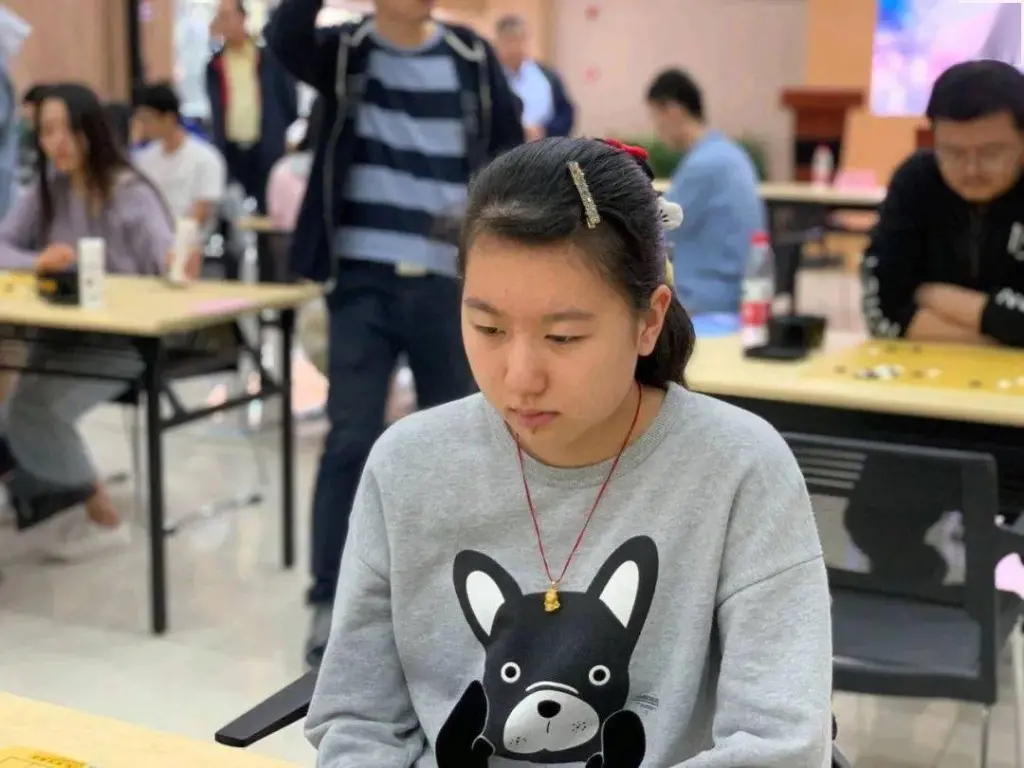 ▲去年年底中國職業棋手秦思玥在參加全國圍棋錦標賽時，被對手檢舉疑似作弊，經裁判檢查後發現他攜帶手機入賽場，並正在使用AI。經調查，該局秦思玥的棋譜與AI顯示的內容吻合度高達73%，確認其作弊。（圖／翻攝自微博）