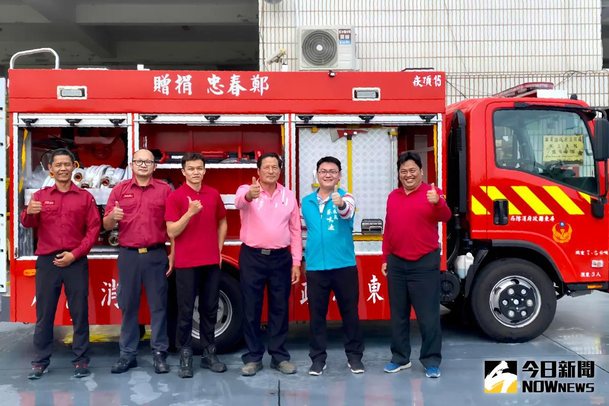 ▲東港企業家鄭春忠（右3）得知崁頂消防分隊有消防車輛老舊需要汰換，慷慨捐贈一輛450萬元的小型消防車。（圖／記者莊全成攝，2025.02.28）