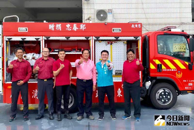 ▲東港企業家鄭春忠（右3）得知崁頂消防分隊有消防車輛老舊需要汰換，慷慨捐贈一輛450萬元的小型消防車。（圖／記者莊全成攝，2025.02.28）