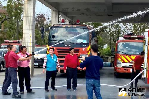 ▲鄭春忠與消防隊員一同操作車輛及相關救災設備。（圖／記者莊全成攝，2025.02.28）