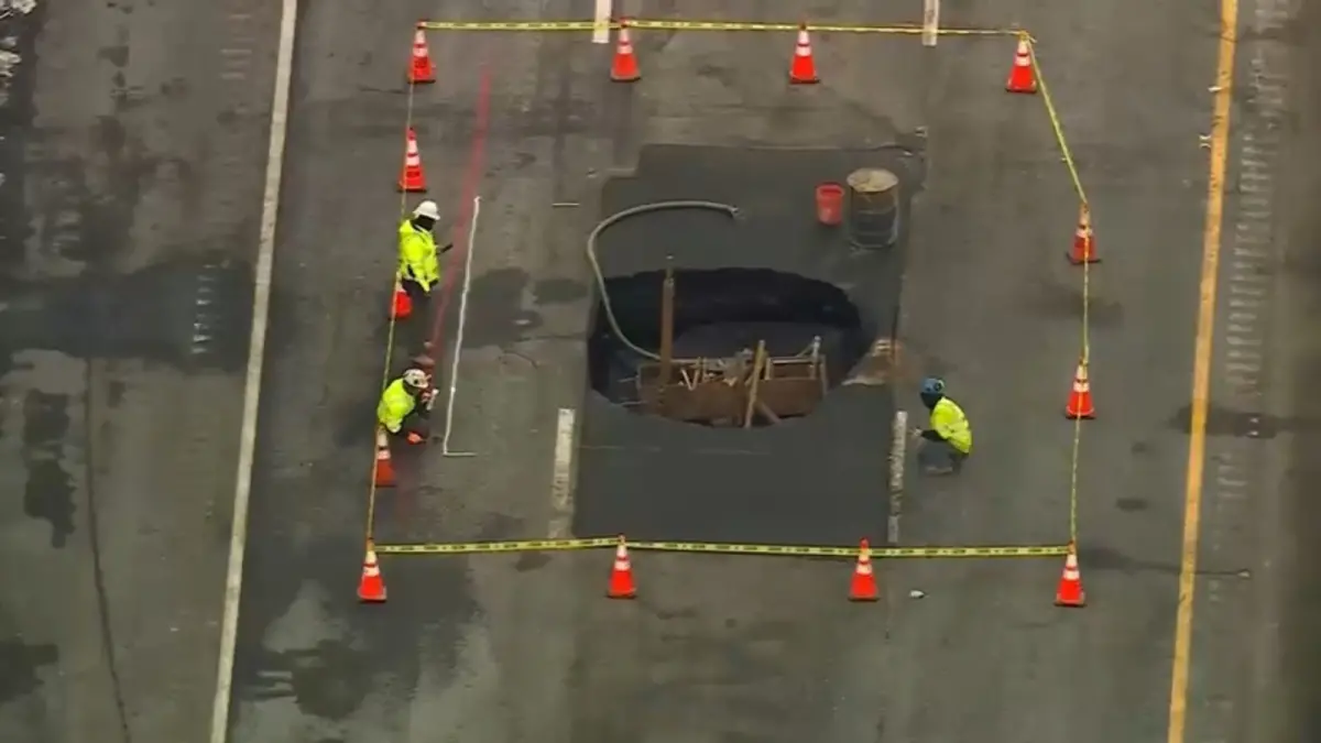 ▲美國紐澤西州莫里斯郡的第80號州際公路路段，近幾個月陸續出現天坑。（圖／翻攝自abc news）