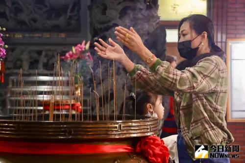 ▲拜拜,燒金紙,香爐,焚香,插香,廟宇,信眾（圖／記者李政龍攝）