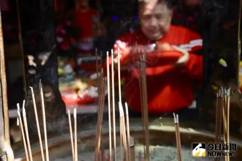 ▲拜拜,燒金紙,香爐,焚香,插香,廟宇,信眾（圖／記者李政龍攝）