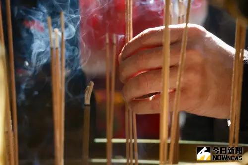 ▲拜拜,燒金紙,香爐,焚香,插香,廟宇,信眾（圖／記者李政龍攝）