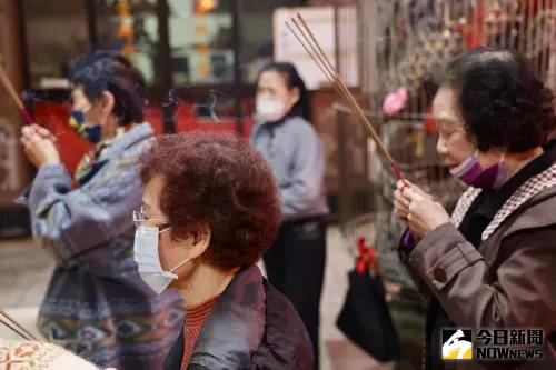▲拜拜,燒金紙,香爐,焚香,插香,廟宇,信眾（圖／記者李政龍攝）