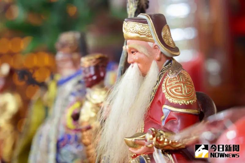▲今日迎來土地公頭牙，這天是土地公、濟公誕辰，又恰逢龍抬頭，是超強招財補財庫日，吸引許多民眾到土地公廟拜拜。（圖／記者李政龍攝）