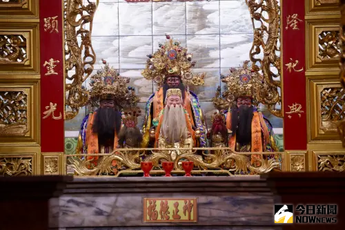 ▲尾牙主要祭拜神明是土地公，習俗源自於早期閩南與台灣商業文化中的「做牙」傳統，過去商家會在每個月的初二與十六準備供品，祭拜土地公，感謝神明守護地方平安。（圖／記者李政龍攝）