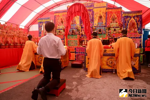 ▲由於龍抬頭與土地公生日「頭牙」在同天，因此被視作轉運吉日，不少民眾會拜土地公、剪髮或吃麵條藉此開運。（圖／記者李政龍攝）
