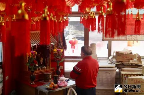 ▲參拜土地公時可以參考祝禱文，向土地公傳達感謝與願望。（圖／記者李政龍攝）