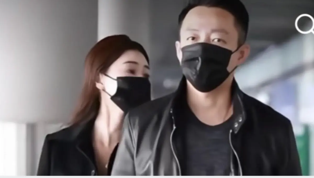 ▲汪小菲（右）與已故前妻大S的官司未了，他與馬筱梅（左）近日第3度來台，是為了跟S媽打官司並處理相關事項。此外，馬筱梅過去帶著大S一對子女的畫面也隨之曝光。（圖／翻攝自小紅書）