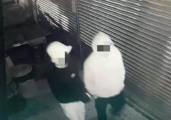 ▲基隆市七堵區開元路上某家房仲業者遭竊195萬，2男落網竟持搖控器開鐵捲門。（圖／警方提供）