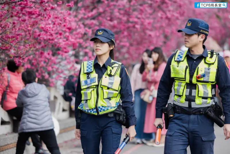 ▲警花與帥警穿著制服在櫻花樹下執勤，場景宛如偶像劇。（圖／翻攝TCPB 局長室臉書，2025.02.28）