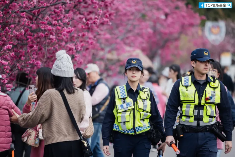 ▲警花與帥警穿著制服走在櫻花樹下執勤，讓人差點忘了看花。（圖／翻攝TCPB 局長室臉書，2025.02.28）