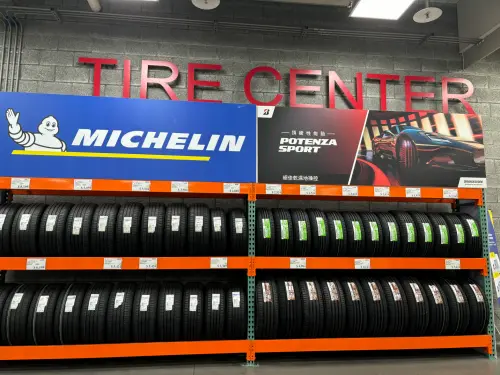 ▲持券非會員可進好市多輪胎中心體驗！享免費氮氣填充與補胎服務。（圖／記者徐銘穗攝）