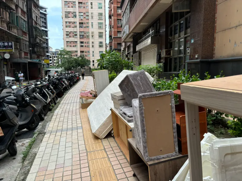 ▲豪雨成災，南部發生多處淹水災情，泡水家具該怎麼丟？嘉南高屏「免費」清運資訊整理。（示意圖／記者徐銘穗攝）