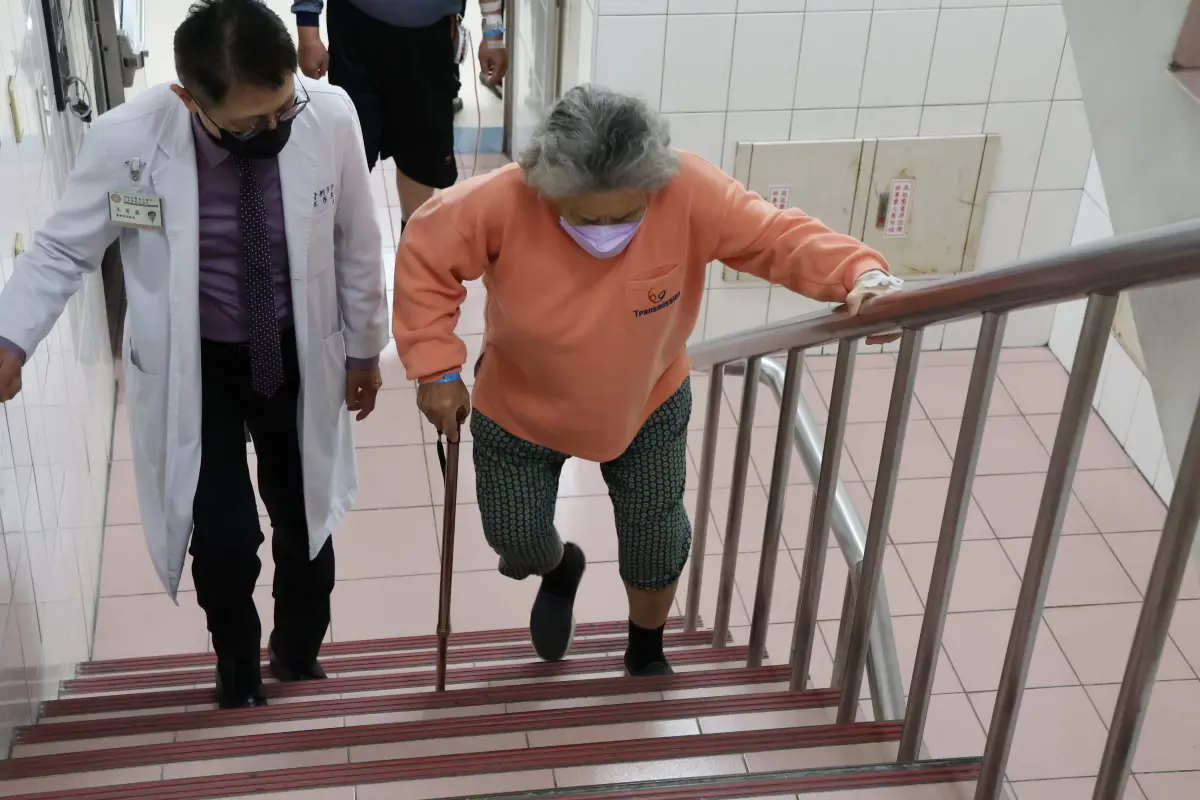 ▲台中大甲李綜合醫院副院長骨科醫師王芳英(左)陪患者爬樓梯復健。(圖／醫院提供2025.2.28)