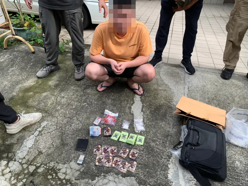 ▲警方查獲李姓藥頭並搜出愷他命、咖啡包等毒品(圖／柳榮俊翻攝2025.2.28)