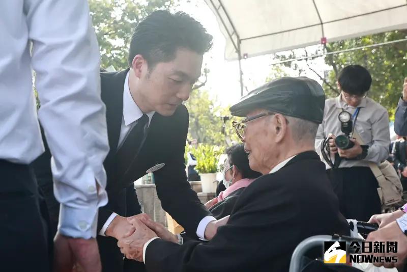 ▲台北市長蔣萬安出席北市二二八紀念會，並向受難者及家屬致意。（圖／記者葉政勳攝，2025.02.28）