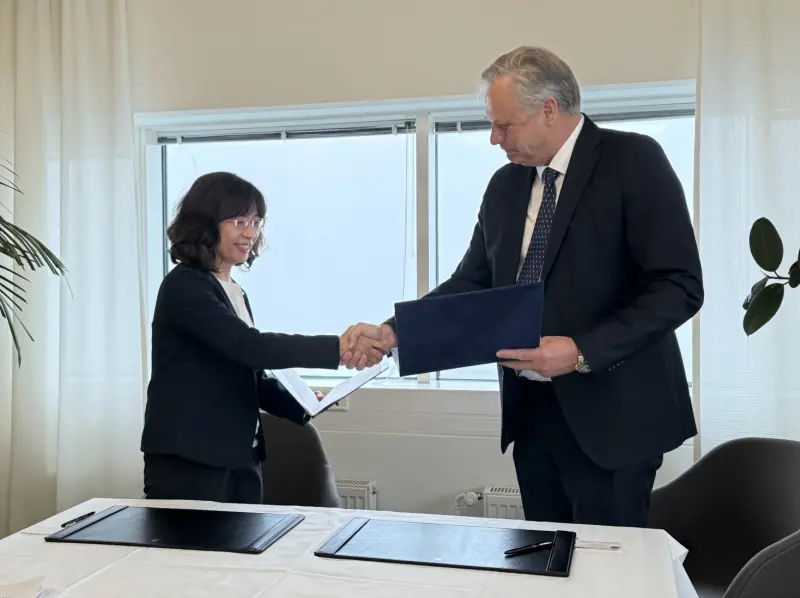 ▲ 民航局長何淑萍、芬蘭民航局長Jari Pöntinen，於芬蘭首都赫爾辛基簽署台芬航空服務協議。（圖／民航局）