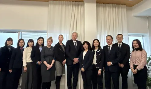 台芬航空服務協議簽署後,我國民航局長何淑萍(右5)、芬蘭民航局長Jari Pöntinen(右6)、我國駐芬蘭代表張秀禎(左4)及兩國民航官員、我國航空業者合影 ▲台芬航空服務協議簽署後,我國民航局長何淑萍(右5)、芬蘭民航局長Jari Pöntinen(右6)、我國駐芬蘭代表張秀禎(左4)及兩國民航官員、我國航空業者合影。(圖/民航局)